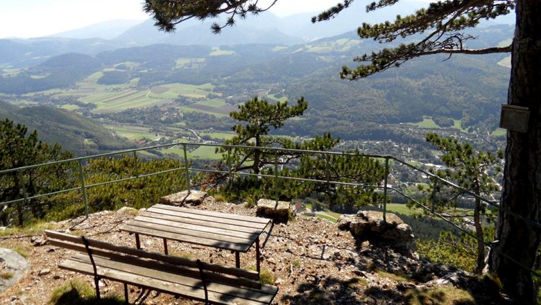 Die Jubiläumsaussicht hoch über Payerbach, © Wiener Alpen / Semmering-Rax MM.