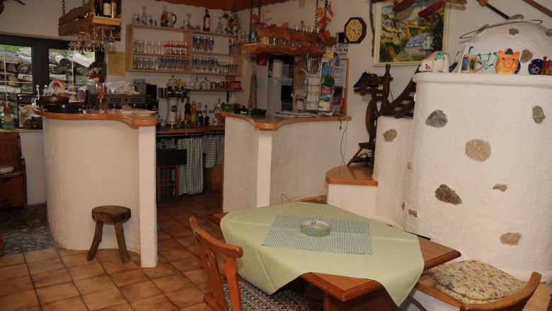 Gemütliche Berghütte mit rustikaler Einrichtung und Barbereich.