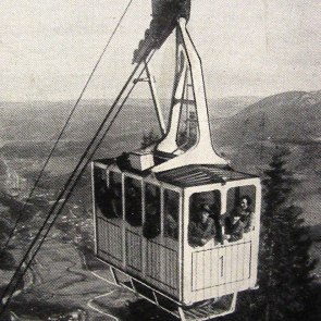 Historische Aufnahme der Rax-Seilbahn in schwarz-wei&szlig; w&auml;hrend der Fahrt